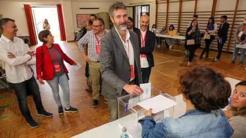 Alberto Varela, alcalde de Vilagarca y candidato a la reeleccin por el PSOE, vota junto a una parte de su equipo