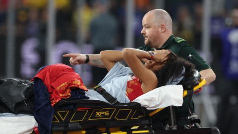 Los gestos de dolor y las l�grimas en los ojos presagiaron lo peor, sobre todo cuando, sin poder moverse, fue retirada en camilla ante la mirada de preocupaci�n de su entrenador, Ram�n Cid, y el resto de t�cnicos de la selecci�n espa�ola que la miraban desde la grada. 