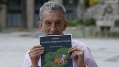 Guisande muestra la vi�eta de Pinto & Chinto que ilustra la portada de su nueva novela, �Galicia, la �ltima emigraci�n c�smica�. 
