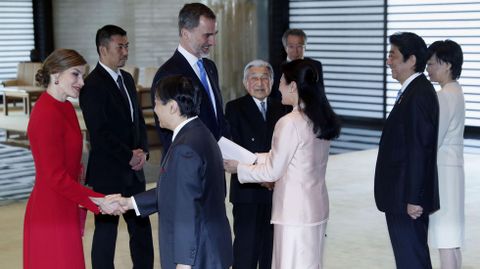 El Rey Felipe y la Reina Letizia saludan al Prncipe heredero Naruhito y su esposa, la Princesa Masako, en presencia del primer ministro Shinzo Abe y su esposa, Akie Abe