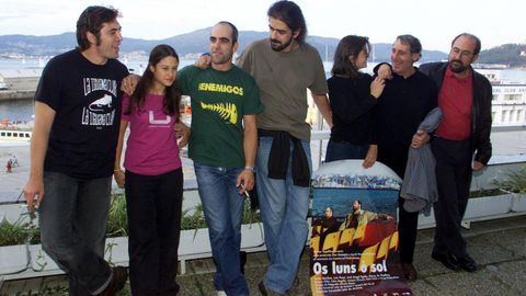 Celso Bugallo (segundo por la derecha) con el director y los actores de &laquo;Los lunes al sol&raquo;, en el a&ntilde;o 2002 en Vigo