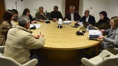 Los alcaldes de Valdeorras y el presidente de la Diputaci�n en la reuni�n del Consorcio de Augas.