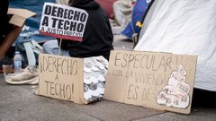 Pancartas de los activistas por la vivienda que han acampado en la Puerta del Sol