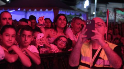 Pblico en las primeras filas en el concierto de Edurne en las fiestas de Monforte