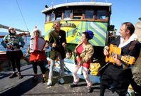 Aspecto estrafalario, m�sica y humor son el motor del Barco de los Locos.