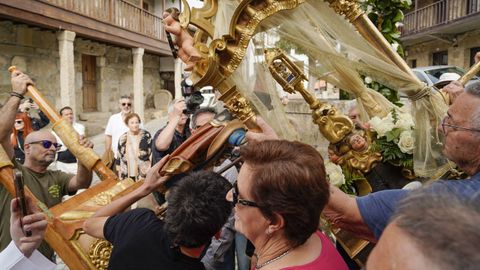 Procesin del Encontro de la Virxe do Cristal en Vilanova dos Infantes (Celanova). Reverencia de la imagen del san Sebastin a la virgen.