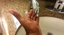 Un dispensador de jab�n s�lo para blancos