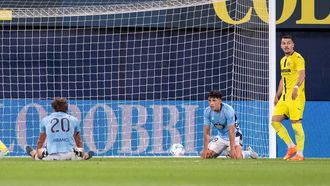 Marcos Alonso y Yoel Lago, tras uno de los goles encajados por el Celta ante el Villarreal.