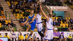 El base Javi Mar�n busca una asistencia ante la oposici�n de dos jugadores del Marbella