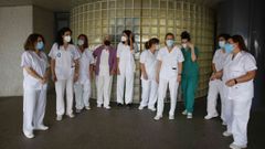 Celadores de la lista �pool� de Pontevedra, en el hospital Montecelo, denuncian que est�n sin vacunar. En la imagen hay dos celadoras eventuales no �pool�, que tampoco est�n inmunizadas