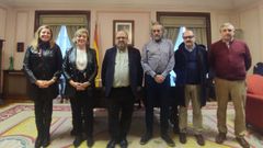 Hip�lito P�rez, en el centro, estuvo acompa�ado de la alcaldesa, Paula Alvarellos, el edil Pablo Permuy, el secretario municipal y los jefes de Arquitectura y Urbanismo