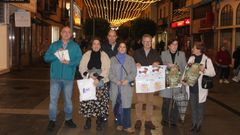 El alumbrado se encendi el sbado en la calle Castelao, en un sencillo acto con presencia de concejales y representantes de Emgrobes.