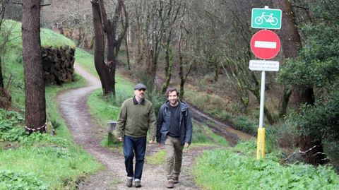 El alcalde, Daniel P�rez, y el edil Juan Seoane, en una de las sendas