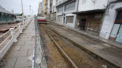 Los ra�les aparecidos con el avance de la obra de la calle de la Iglesia permanec�an ayer a la vista.