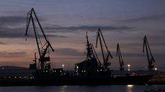 Vista de las gr�as de Navantia al anochecer, en foto de archivo.