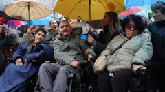 Miembros de la asociacin Amencer-Aspace, en el acto de este mircoles en la plaza de A Peregrina, en Pontevedra 