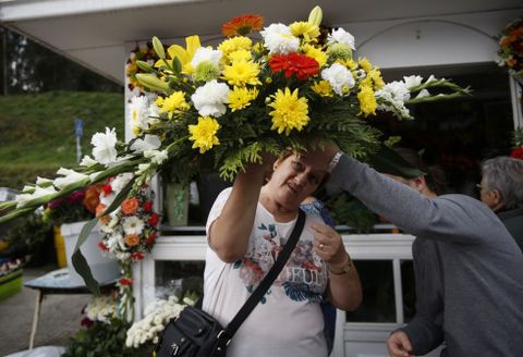 En Fe�ns la venta de flores fue constante desde la primera hora de la ma�ana. 