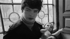 Unha nenaingresadanocentro de Conxo.