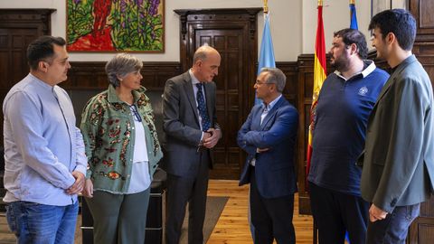 Representantes de la Diputacin de Ourense y del Proyecto Arraigo, en la reunin de este martes.