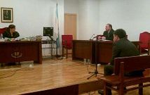 El acusado (de espaldas), sentado ayer en el banquilo en el juzgado de Lugo