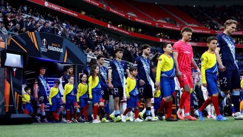 Los jugadores titulares del Celta ante el Lyon, en los proleg�menos del partido.