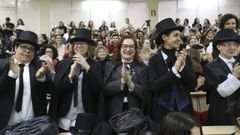 Imagen de archivo de profesoras de la USC, con Elena V�zquez Cend�n, decana de Matem�ticas en el centro, vestidas de hombre para reivindicar la figura de Concepci�n Arenal, que tuvo que disfrazarse de var�n para asistir a la universidad
