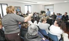 Las interrupciones y los gritos fueron la t�nica dominante en la asamblea celebrada ayer. 