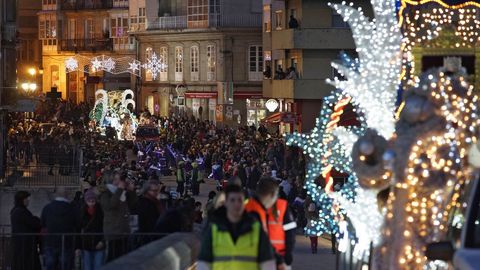 Miles de personas salieron a las calles de Ourense para recibir a sus majestades de Oriente pese al frío