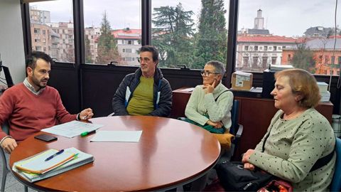 El director general de Vivienda, Daniel S�nchez, durante la reuni�n que ha mantenido con vecinos afectados