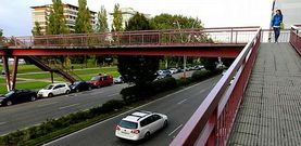 Paso peatonal elevado de la avenida de Castelao que se suprimir� y ser� sustituido por pasos de peatones con sem�foros.
