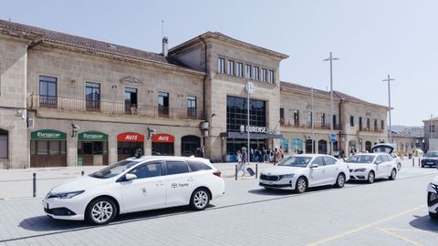 Taxistas esperando por viajeros en la parada de la estaci�n intermodal de Ourense.