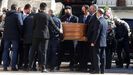 Amigos y familiares portan en el cuerpo sin vida de Esther L�pez