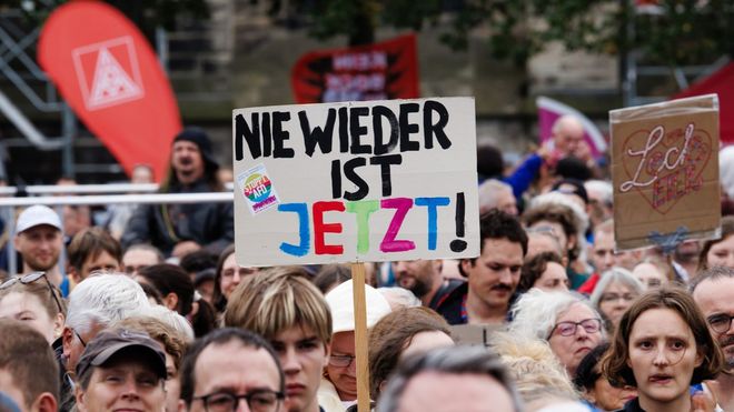 Un manifestante sujeta un cartel con el mensaje  Nunca m�s es ahora , este s�bado en Magdeburgo durante una marcha en contra del partido ultraderechista AfD