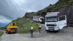 Un cami�n de la organizaci�n de la Vuelta a Espa�a femenina queda atrapado en el Angliru