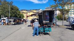 Imagen de ayer del mercado semanal de Ribadeo a la una y veinte de la tarde, con muchos menos puestos de los habituales y apenas clientes