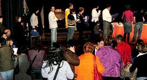 M�s de docientas personas acudieron ayer al auditorio de Goi�n para participar en la selecci�n de beneficiarios