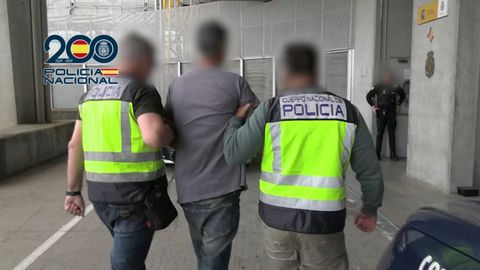 Marti&ntilde;o Ramos, el jueves, custodiado por la Polic&iacute;a Nacional el jueves, cuando lleg&oacute; a Barajas en un vuelo procedente de Cuba