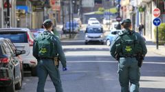 Agentes de la Guardia Civil patrullando por Sarria. 