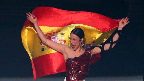 Blanca Paloma, con la bandera de Espaa, durante los ensayos