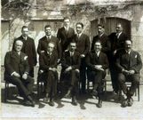 Ces�reo Corbal, rodeado de otros m�dicos, est� sentado en el medio.