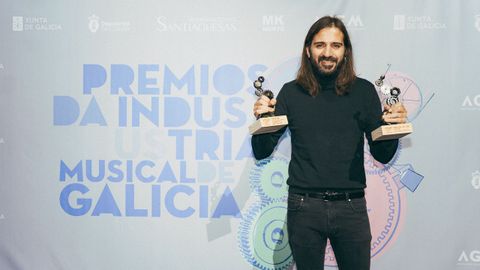 El msico pontevedrs Roberto Fernndez, amigo, excompaero en la Sala Karma y con el que Marcos Rivas inici el Surfing the Lrez recogi los dos premios
