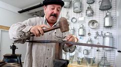 Fernando conserva en su taller de Mosteiro herramientas que fueron de su abuelo.
