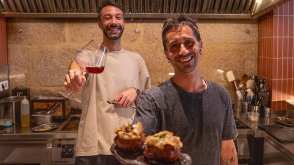 Juan Novas y Alberto Fern�ndez, con un vino y una tapa.