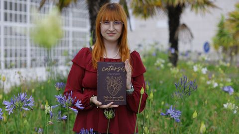 Tamara Allegue posa junto a su libro, �Catarsis�.