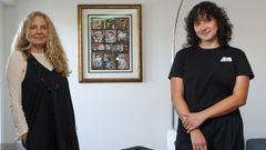 Mar�a Eugenia Alcalde Varela y B�rbara da Silva ante uno de los cuadros de Laxeiro.