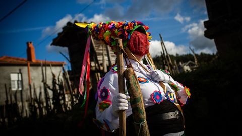 Entroido de Mugares.La tradici�n de las se�oritas y labardeiros sigue viva en To�n gracias al trabajo de la asociaci�n de mujeres Amencer