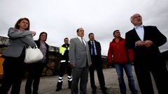 El presidente de Portos, a la derecha, con las autoridades locales, ayer en Camelle