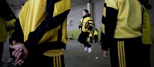 Alumnos del Colegio Franciscanos de A Coru�a practican juegos tradicionales en el recreo.