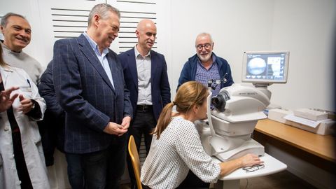 La subdirectora de enfermer&iacute;a del &aacute;rea, Silvia Amoedo, muestra al conselleiro de Sanidade y al gerente del &aacute;rea como funciona el retin&oacute;grafo del centro de salud Virxe Peregrina de Pontevedra