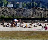 La cordillera de �ridos que se asienta en O Ramal ofrece una imagen desastrosa desde la playa.